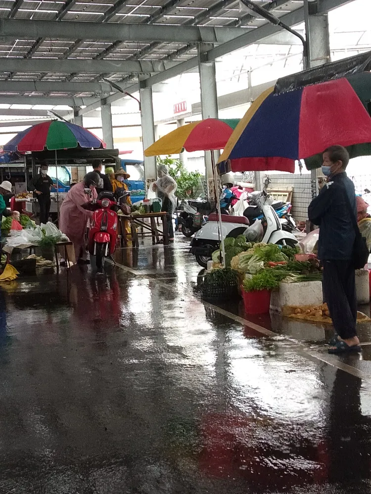 太陽能板剛裝好，遇到下雨攤商趕緊撐起大雨傘，消費者也會淋到雨。取自臉書苗栗大小事
