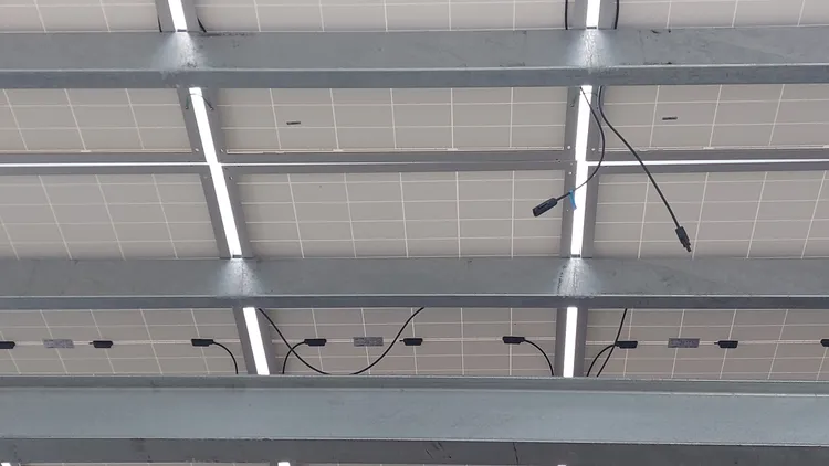 太陽能板縫隙導致雨天漏水。楊永盛攝