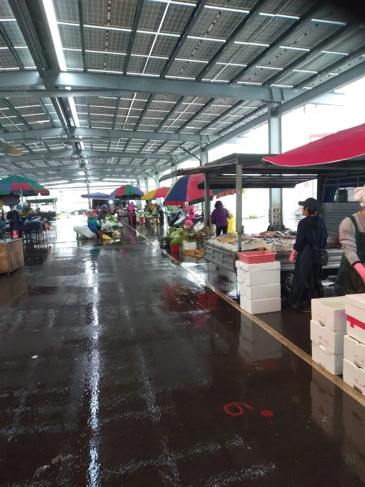 太陽能板裝設後，每逢下雨，市場開始漏水，整個地板溼答答。取自臉書苗栗大小事