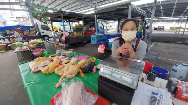 攤商抱怨下雨後時太陽能板縫隙會飄雨滴，生意掉了五成。楊永盛攝