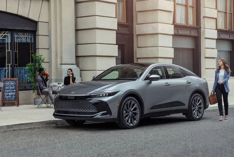 Toyota今年在國內的重點新車，便是將首度進口引進的Crown皇冠車系。原廠照片