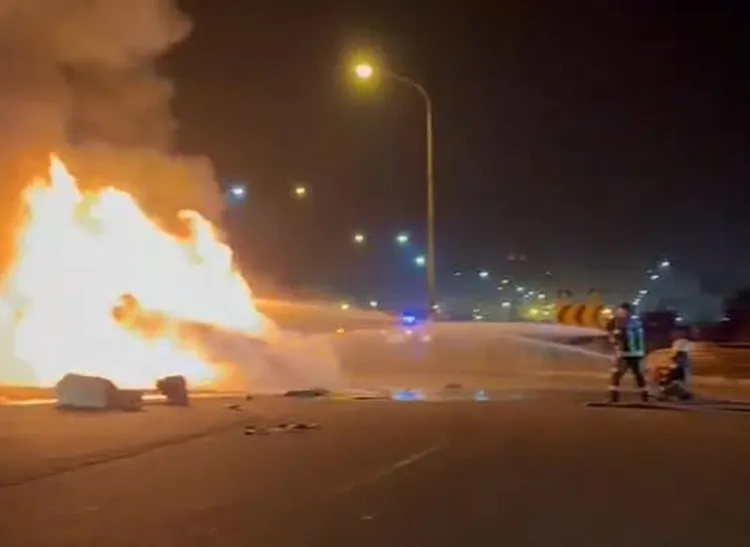 鄭男車輛火勢猛烈，消防人員不斷朝車子射水搶救。民眾提供