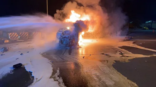 轎車硬闖台中港管制區　撞護欄起火燃燒！駕駛幸運獲救