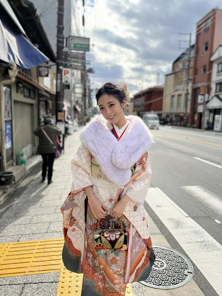 梁舒涵在日本穿上和服，展現不同風情。寬寬整合行銷提供