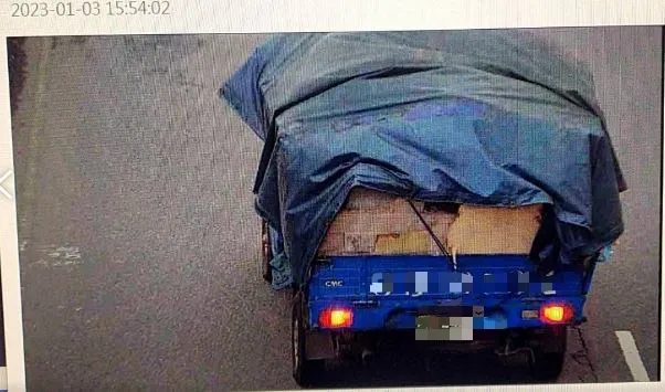 新北環境稽查重案組偕同林口分局費時一天一夜調閱路口監視器，過濾數百台車輛後，才掌握可疑涉案車輛。新北市府提供