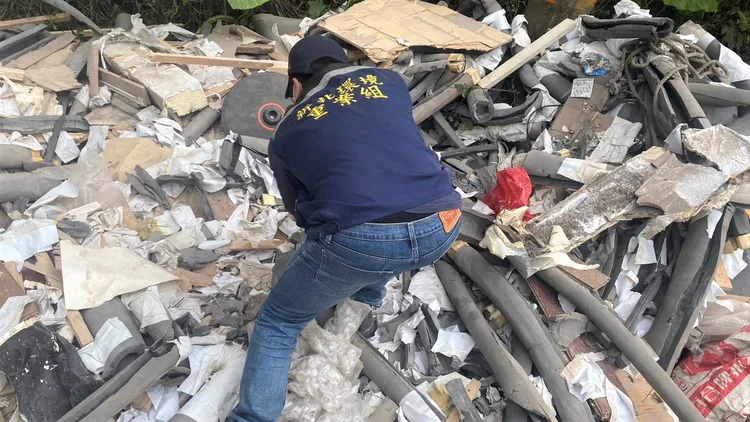 新北市環保局破獲於林口頂福山區非法棄置案。新北市府提供