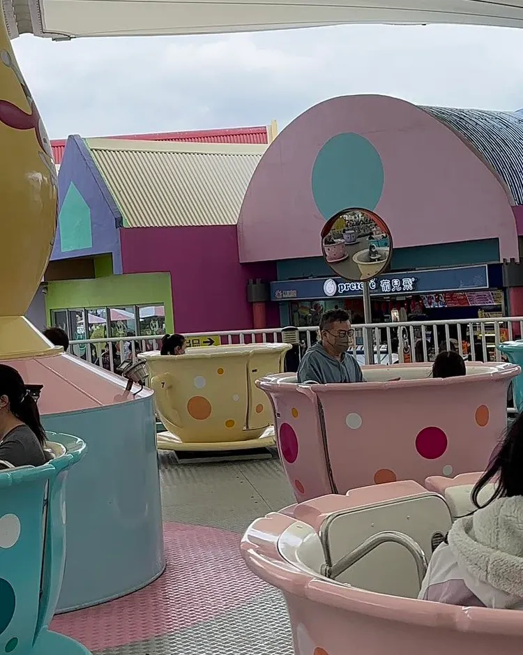 沈玉琳陪女兒坐咖啡杯，等了50分鐘。翻攝沈玉琳臉書