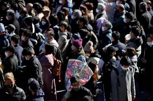 日本研議新冠降級 今春有望「解除室內口罩令」