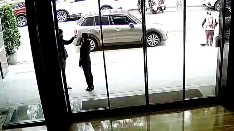 葉女（左）在上月14日上午把陳經理叫到門口指摘。爆料人提供