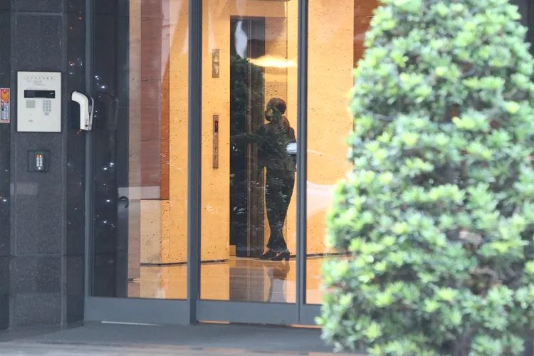 《壹蘋新聞網》觀察，當時陳姓經理幫住戶按下電梯按鈕之後，必須目視住戶再鞠躬直到電梯關上門。張喆喜攝