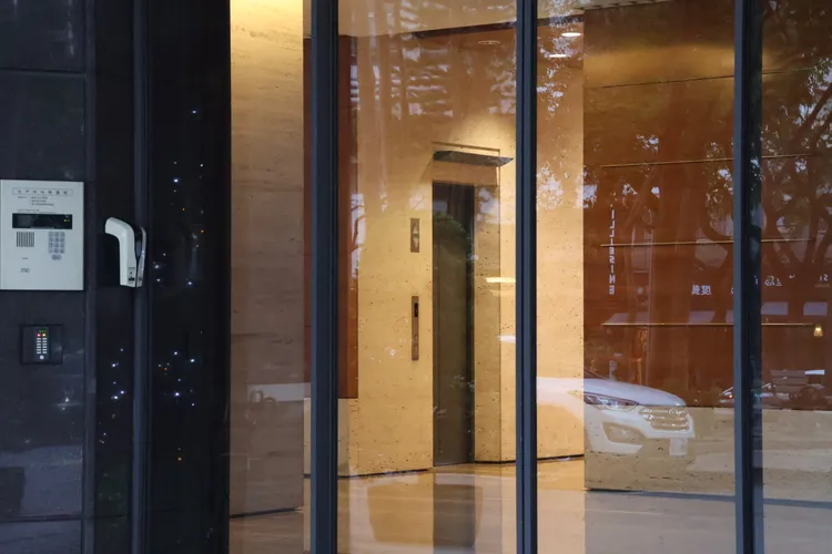 陳姓物業經理至今仍堅持住戶搭乘電梯公平原則，沒有幫13樓葉女設定專屬電梯。張喆喜攝