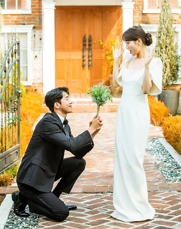 秀智在韓劇《Start-Up》中穿SAFIYAAS禮服與南柱赫締造童話般的結局，柔美的U領及花瓣剪裁衣袖，令她散發出夢幻公主氣質。翻攝TVN網站