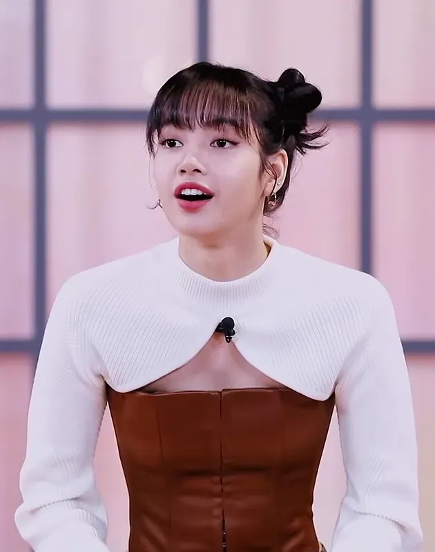 BLACKPINK成員Lisa曾在節目中穿SAFIYAA袖套装打造韓系女團的性感街頭態度。翻攝《青春有你3》