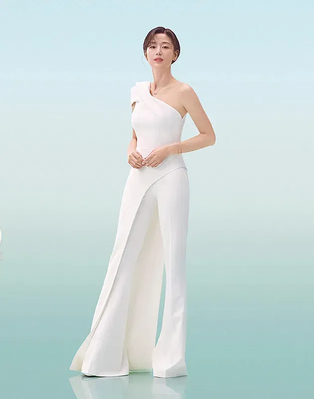 全智賢在2021年为韓國品牌STONEHENGE拍摄形象廣告時，選穿SAFIYAAS白色斜肩斜肩不對稱設計上衣搭長褲，展現優雅而幹練的風貌。翻攝STONEHENGE網站