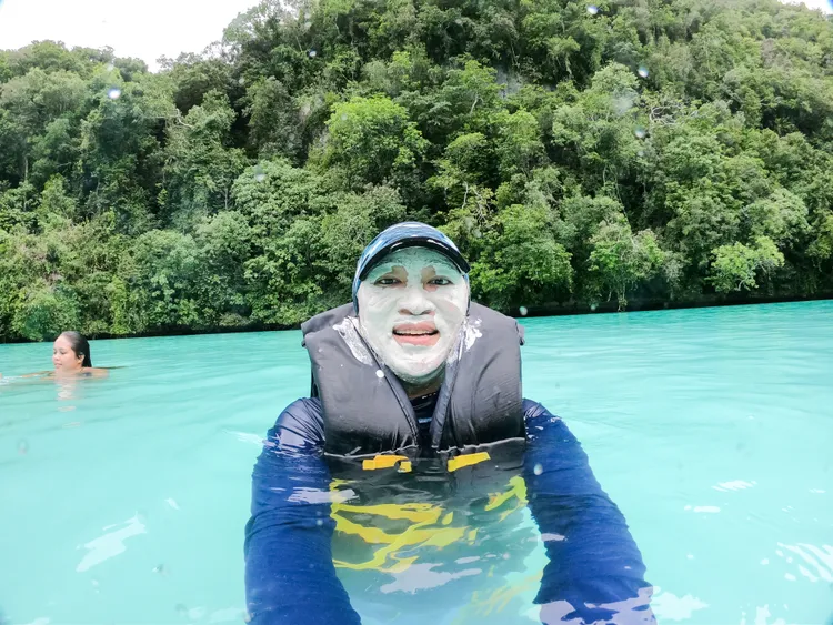 把滋潤的火山泥塗在身上，拍下來帛琉的經典畫面。田欣雲攝