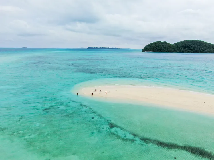 每逢退潮，科美碧島南端會露出長長的潔白沙灘，綿延至另座小島，當地人稱「長沙灘」。田欣雲攝