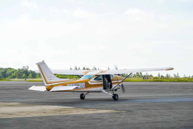 搭乘4人座小飛機，航程約40分鐘，只要天候允許，就能從上帝視角親眼見證這份感動。田欣雲攝