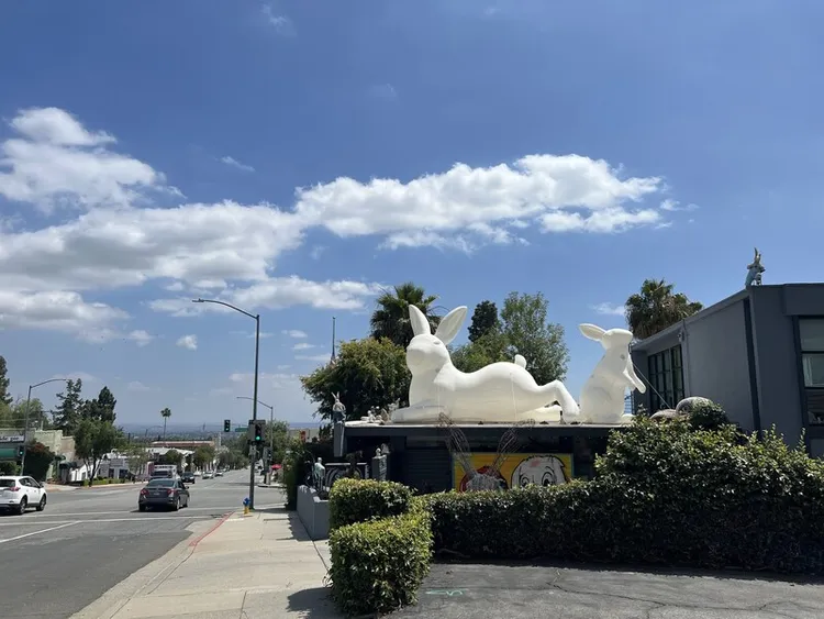 兔子博物館建築外的大型兔子裝飾。中央社