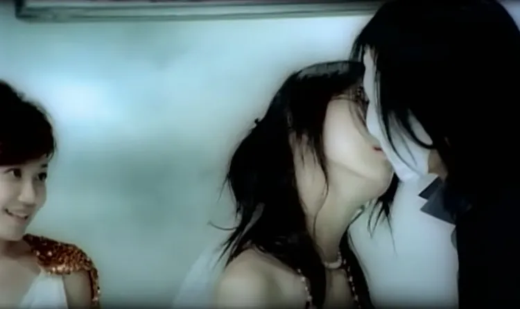 林宜萱配合MV劇情與男演員擁吻。翻攝梁靜茹MV《瘦瘦的》