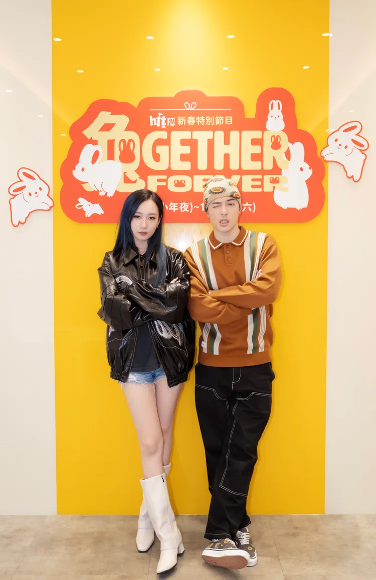 J.Sheon(右）過年跟下注中2萬，吳卓源非常羨慕。HitFm提供