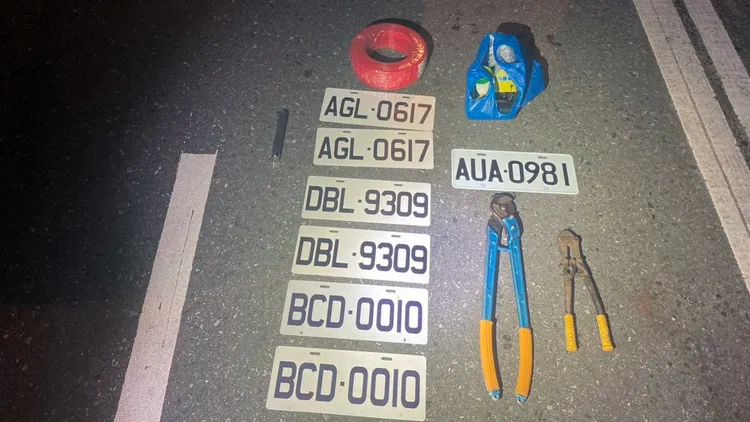 警方在竊嫌車上搜出8張變造車牌及作案工具。警方提供