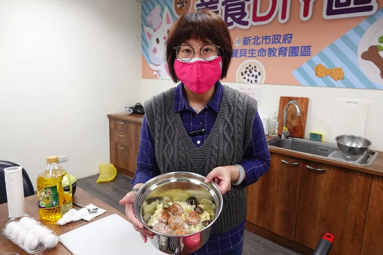 放入內鍋加入白菜、蛤蠣與少許魩仔魚，用電鍋蒸熟。施昂強攝