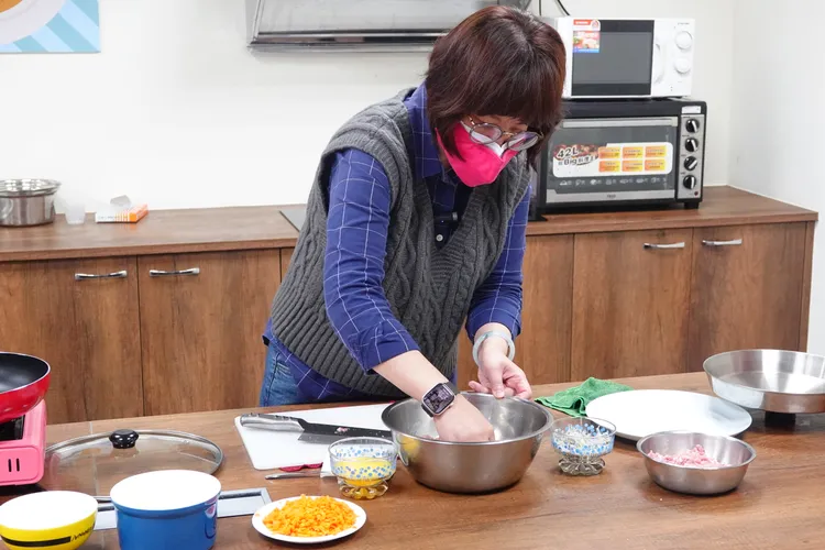 製作過程需要攪拌。施昂強攝
