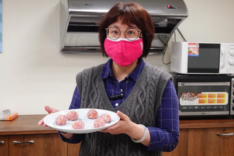 捏出適合大小。施昂強攝