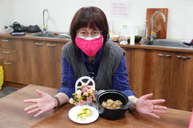 寵物年菜白菜獅子頭與黃金福袋。施昂強攝