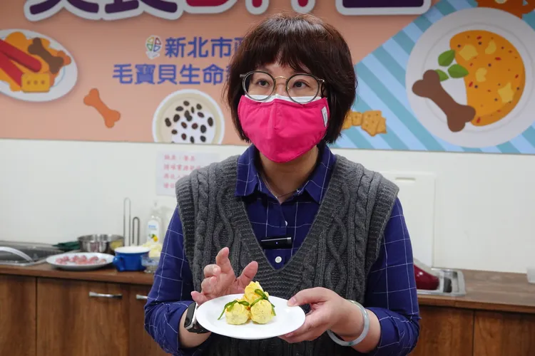 寵膳媽媽陳蓁示範黃金福袋作法。施昂強攝