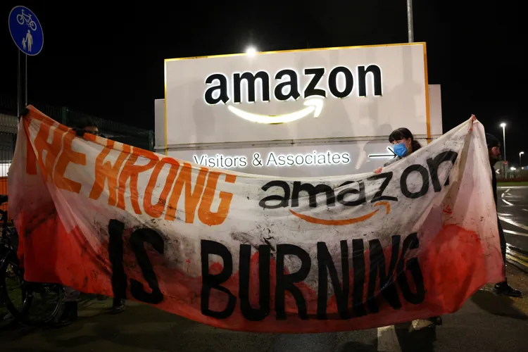 亞馬遜英國分公司員工抗議要求提高時薪。路透社