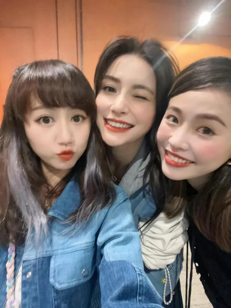 Angelababy（中）表情豐富。翻攝supervier微博