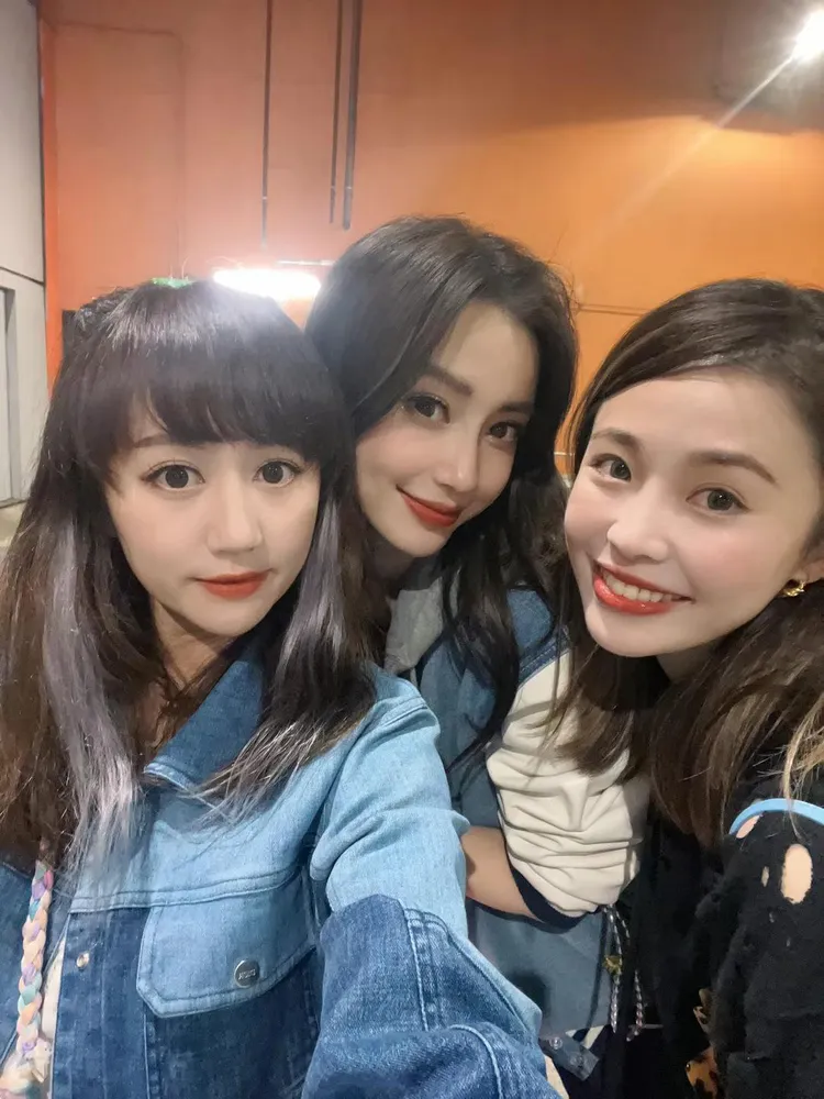 Angelababy（中）與姊妹淘玩自拍。翻攝supervier微博