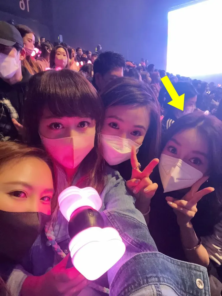 Angelababy（箭頭處）和姊妹淘開心朝聖。翻攝supervier微博