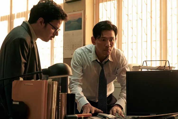 黃晸珉在《火線交涉》飾演外交官。車庫娛樂提供