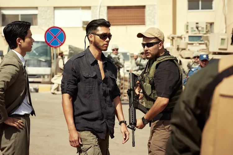 玄彬在新片《火線交涉》造型非常有男人味。車庫娛樂提供