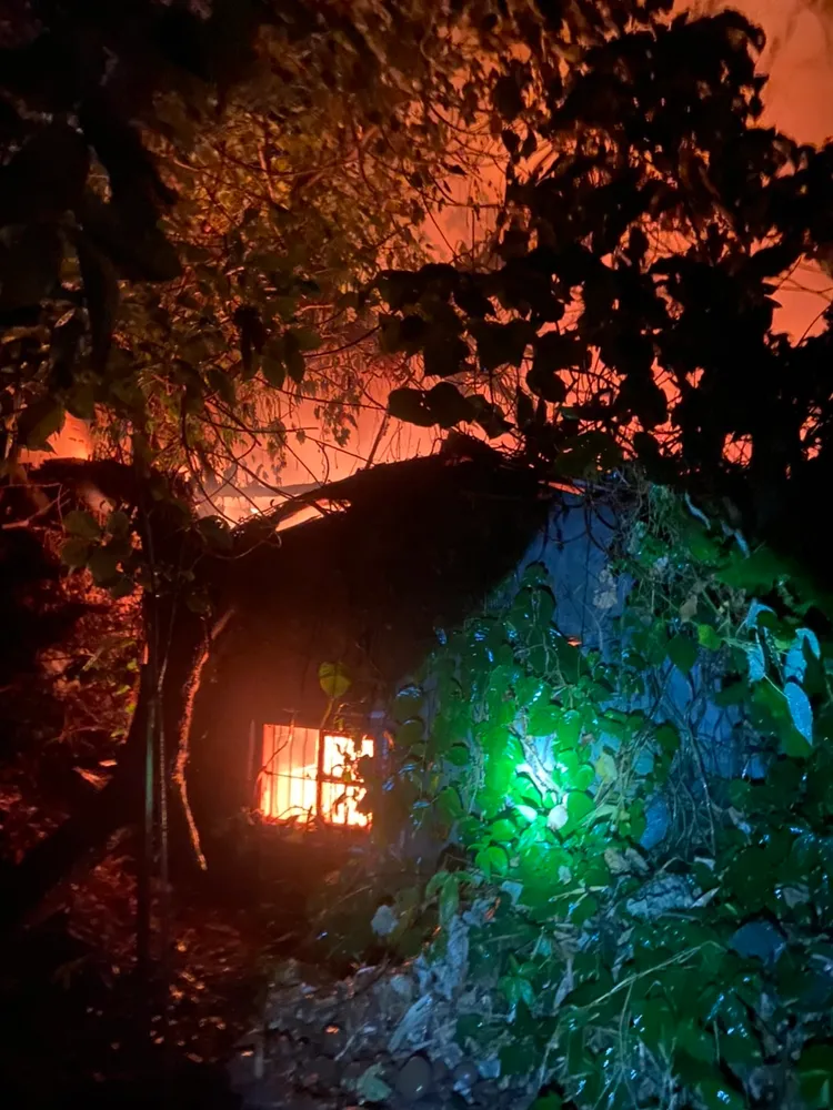 消防人員抵達時，民宅已全面燃燒。民眾提供