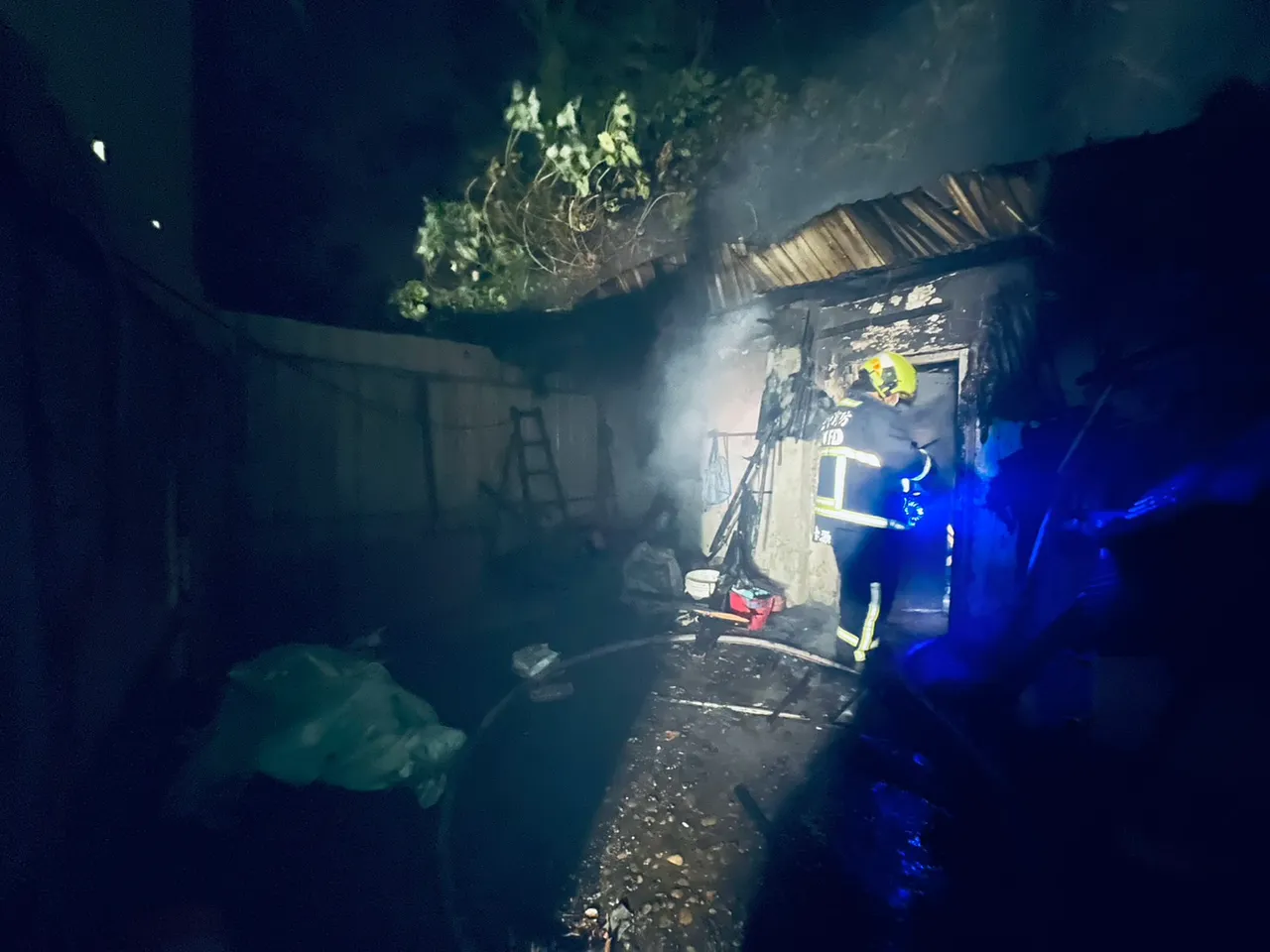 屋內付之一炬。民眾提供