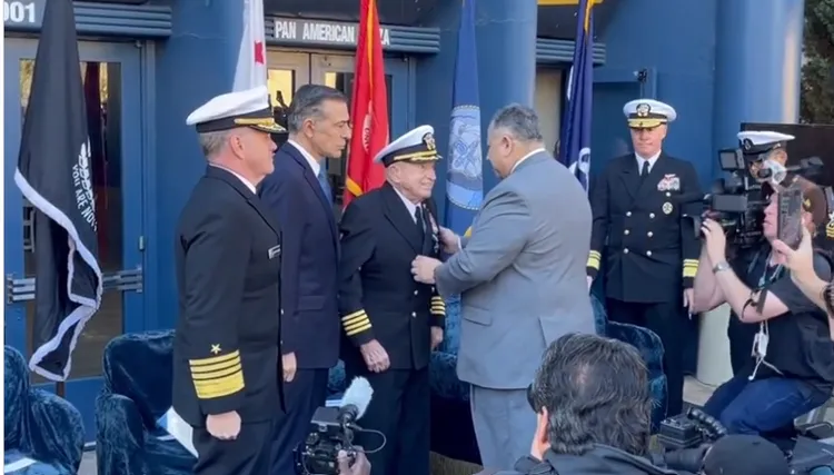 威廉斯獲頒海軍十字勳章。翻攝威廉斯臉書