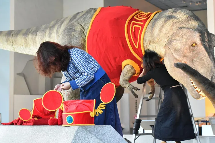 工作人員辛苦替恐龍變裝。引自國立自然科學博物館粉絲頁
