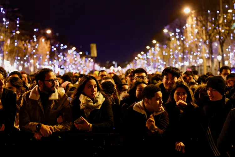 法國民眾歡慶2023年到來。路透社