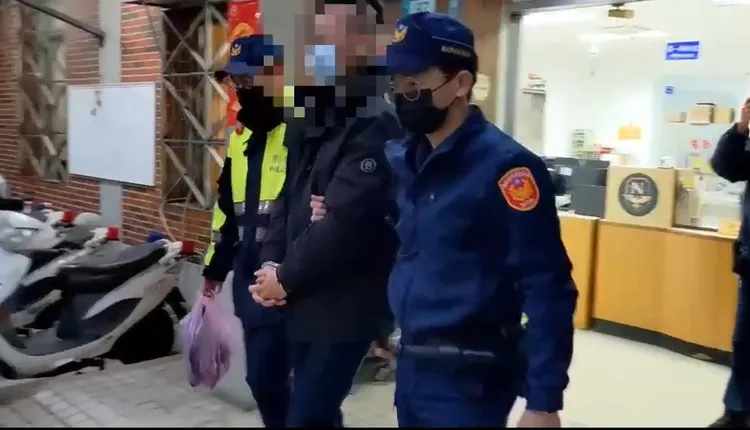 嫌犯車上毒咖啡包藏都不藏，直接放在後座，自己為過年警力鬆散，還是賊星該敗。警方提供