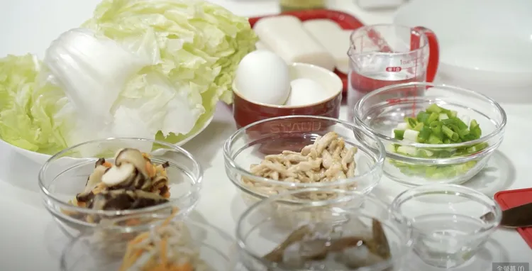 大陳年糕所用的食材，有蝦仁、豬肉、豆干、蘿蔔絲、素火腿、香菇與蝦米、白菜、蛋、蔥與米酒等，可以依個人口味添加食材。林楚茵辦公室提供