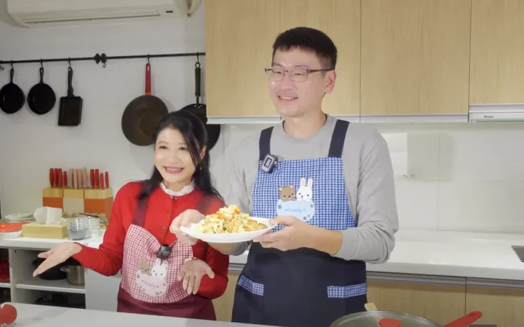 夫妻倆用大陳話祝福大家新年快樂。林楚茵辦公室提供