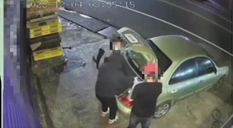 去年12月4日凌晨3時許，鍾男，夥同葉姓、陳姓和黃姓男子偷走米店內放有200萬的保險箱。翻攝畫面