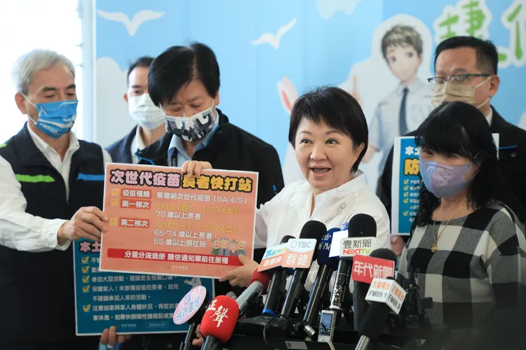 盧秀燕宣布開設47個長輩快打站。市府提供