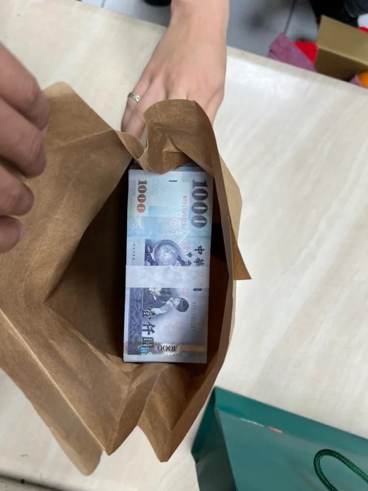 警方起獲被害人交付的百萬現金。龜山警分局提供
