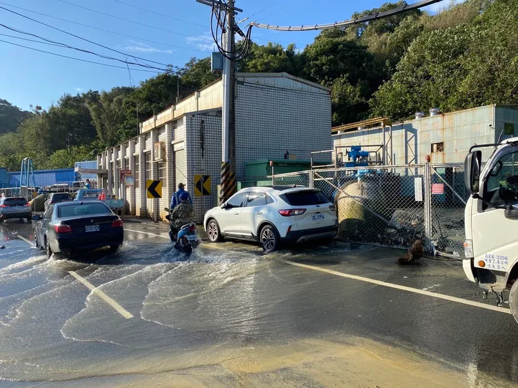 三坑抽水站管線爆裂，自來水溢出道路。資料照片