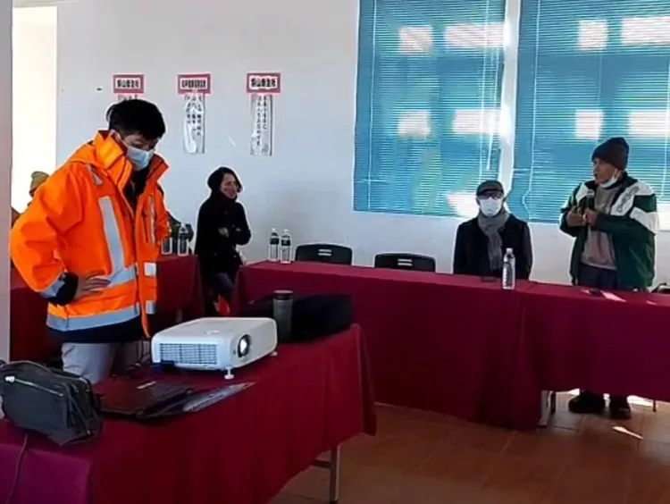 里長賴盛功也向居民講解管制通行方式。民眾提供