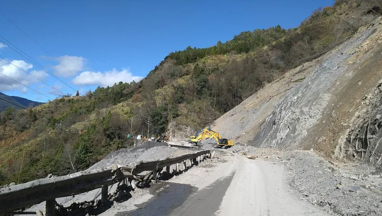 中橫公路77K靈甫橋段因坍方落石，造成民眾通行不易。民眾提供